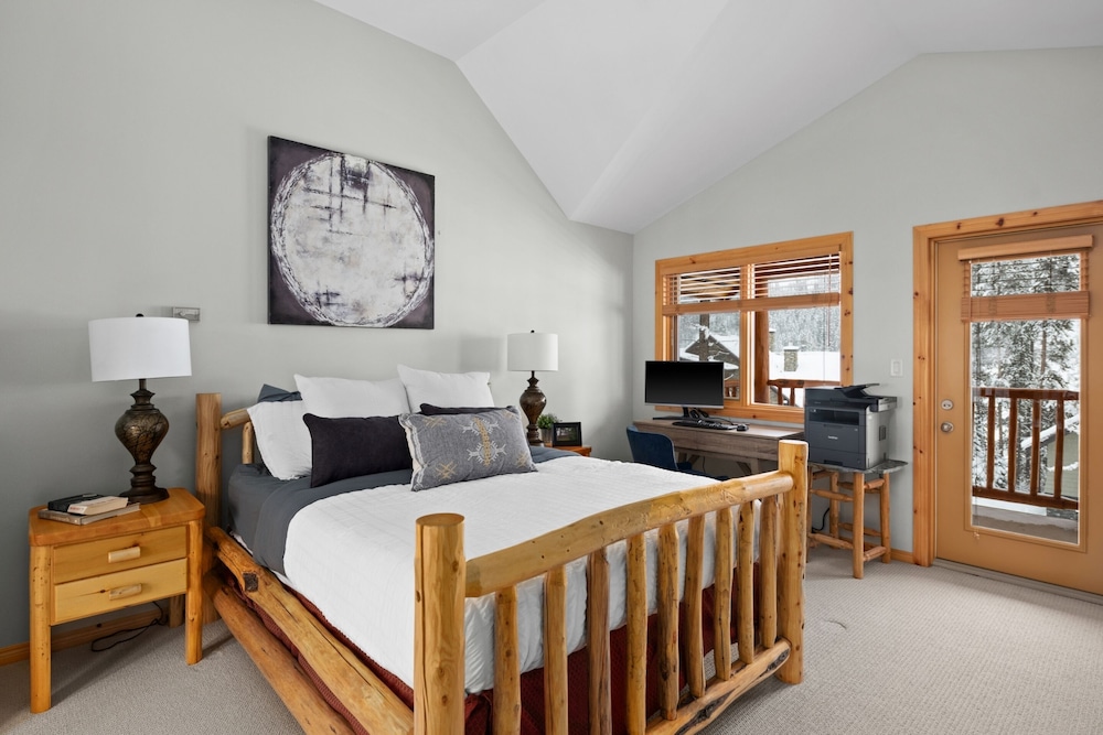 MODERN 4,500 sqft Ski Chalet: 5 Br + 6 Ba | Pool Table | Pool + PRIVATE Hot Tub - Image 4