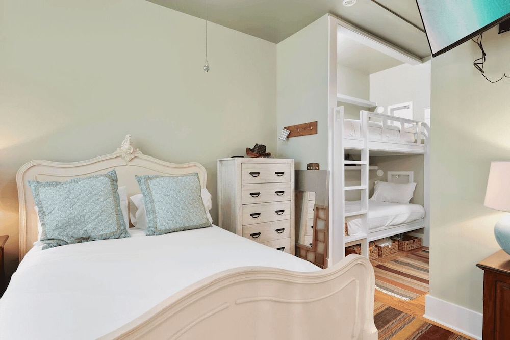 30A Grayt'n Greatful by Avantstay Charming Home+cottage, Walk to Western Lake