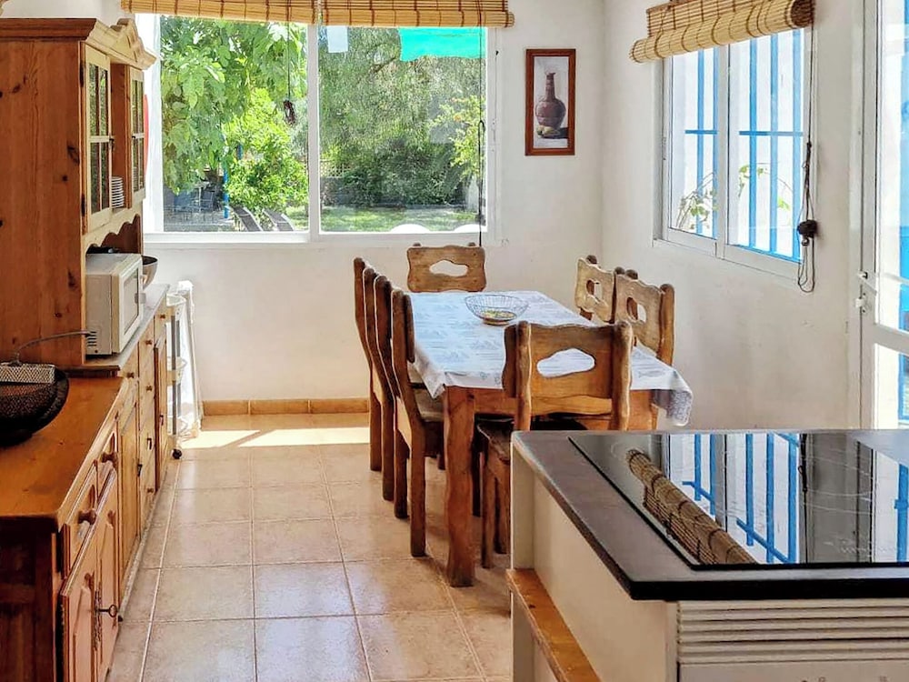 House With Exclusive Pool and Garden 7 min Walk From the Beach and the Center