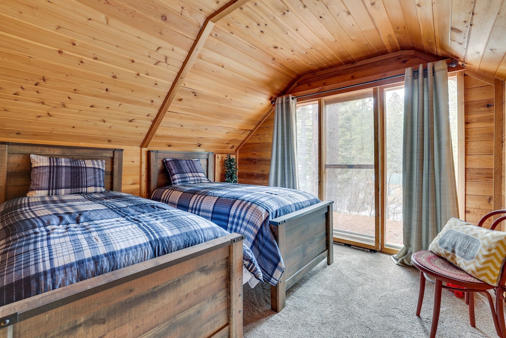 Serene Nature Getaway w/ Deck + Pool Access! view 4