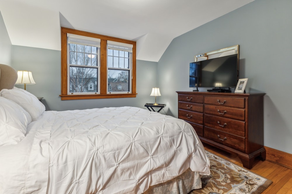 Charming Ann Arbor Retreat Near Dt & Attractions 3 Bedroom Home