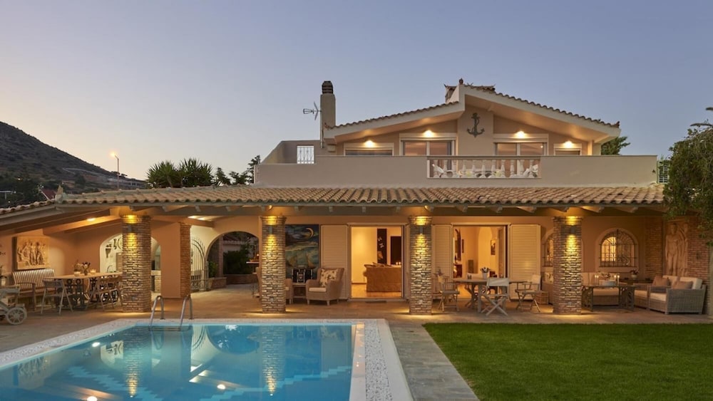Luxury 4 Bdrm Villa With Pvt Pool on the Beach photo 1