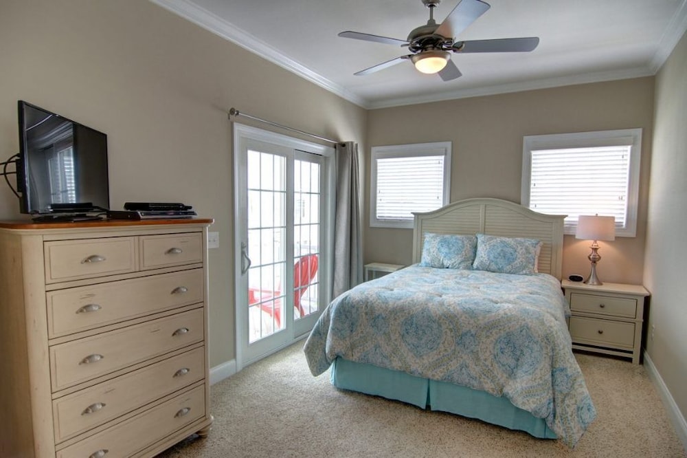 Welcome  4 Bedroom Home by RedAwning view 5