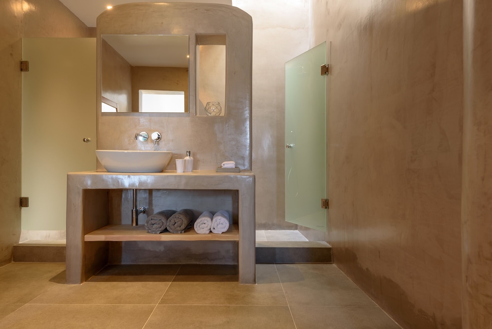 Earino Suites & Villas
