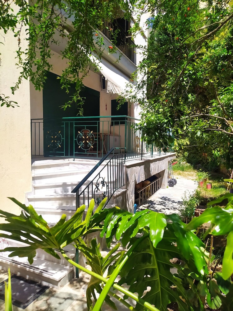 Marousi Comfy Apartment With Balcony
