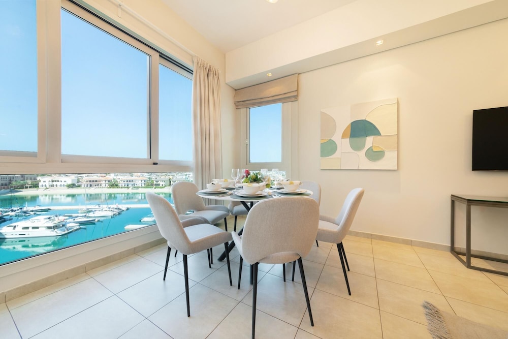 Exclusive Apt w Seafront Views Over Palm Jumeirah