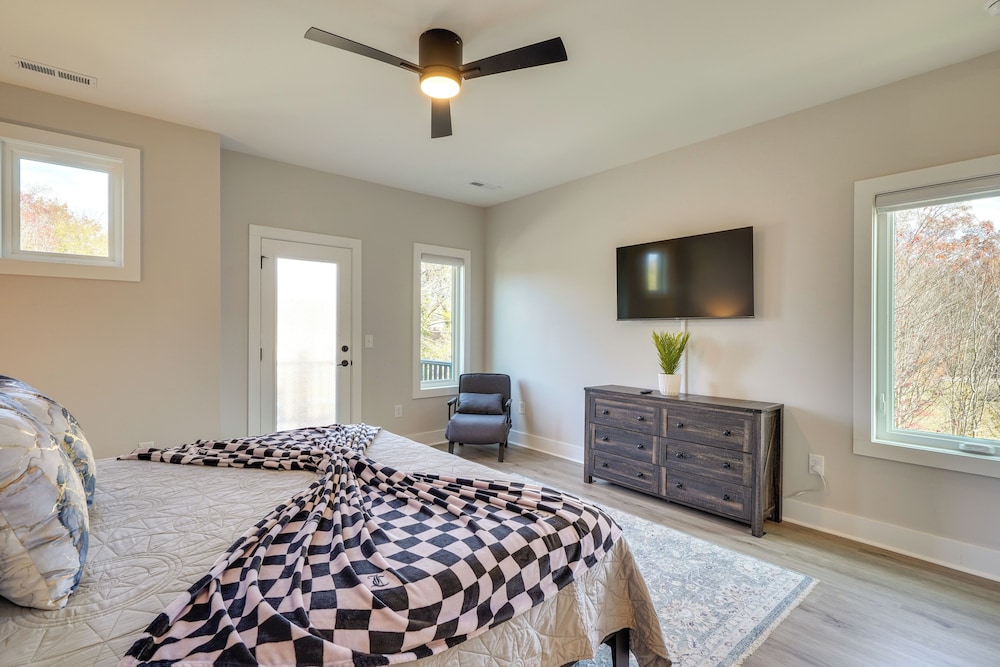 2 Mi to Duke & 3 Mi to Downtown: Durham Townhome