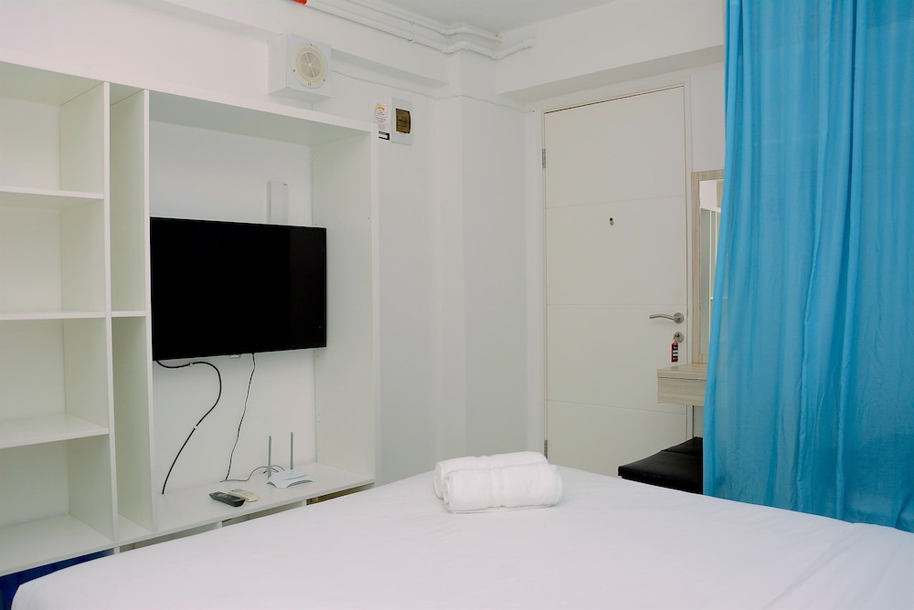Cozy Living Studio Apartment at Bassura City view 4