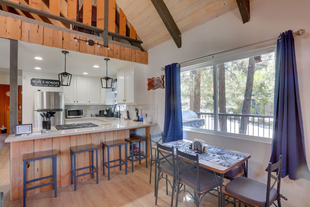Cabin w/ Deck, Fire Pit & Big Bear Lake Access!