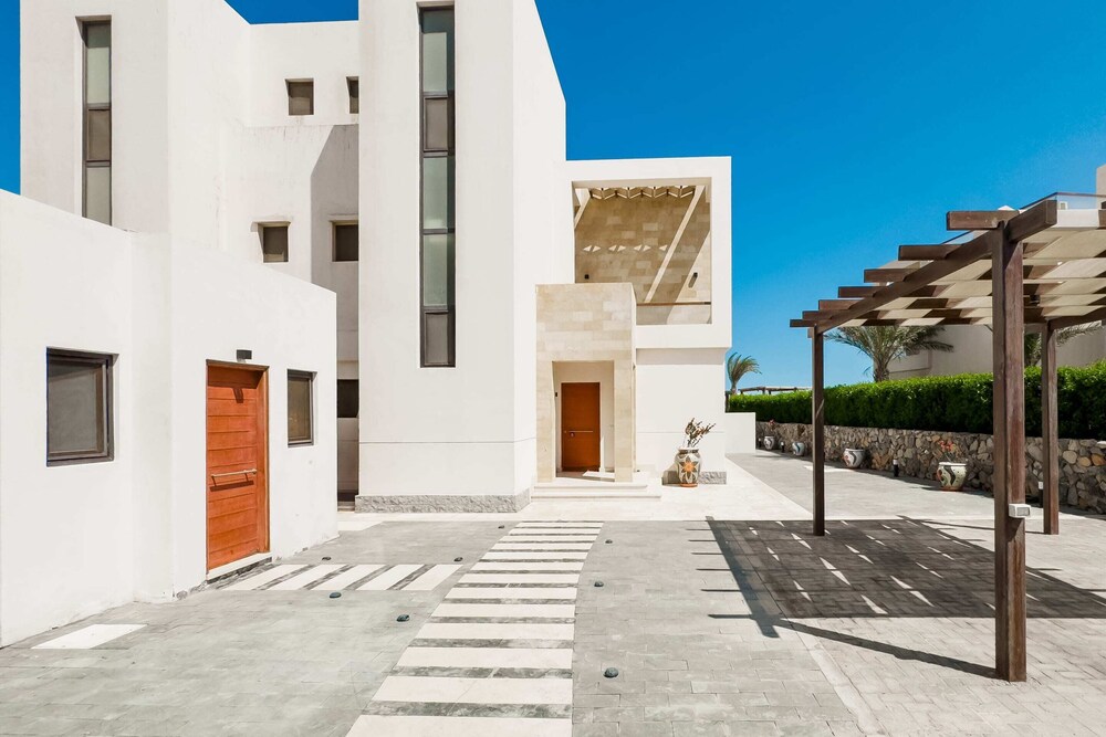 Posh & Eclectic 4 BDR Villa @ Fanadir Bay