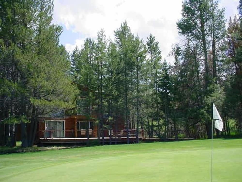 1261 Country Club Drive