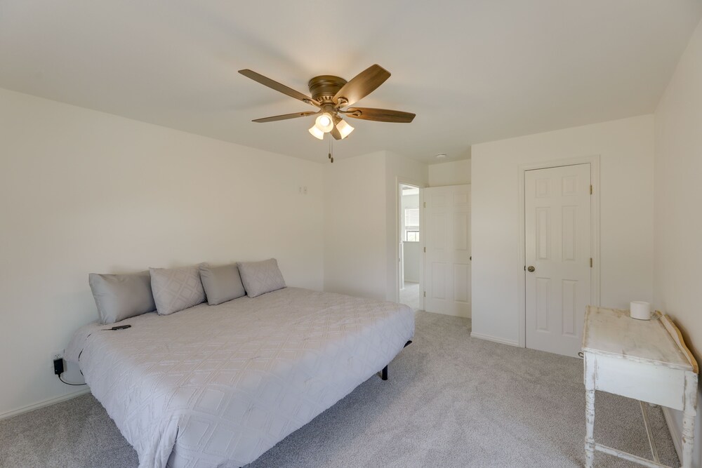 Elgin Retreat at Charming Country Cabin! view 3