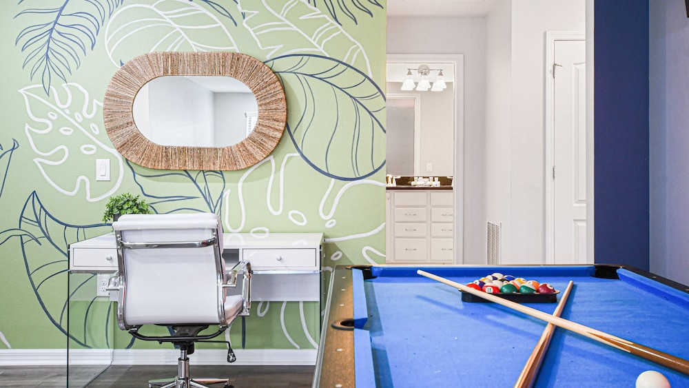 Family Fun: Pool, Spa & Theme Parks Nearby view 3