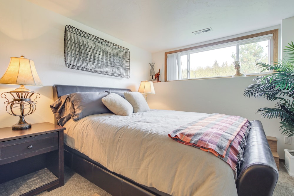 Near Medical Corridor: 'whimsy Wisconsin' Duplex