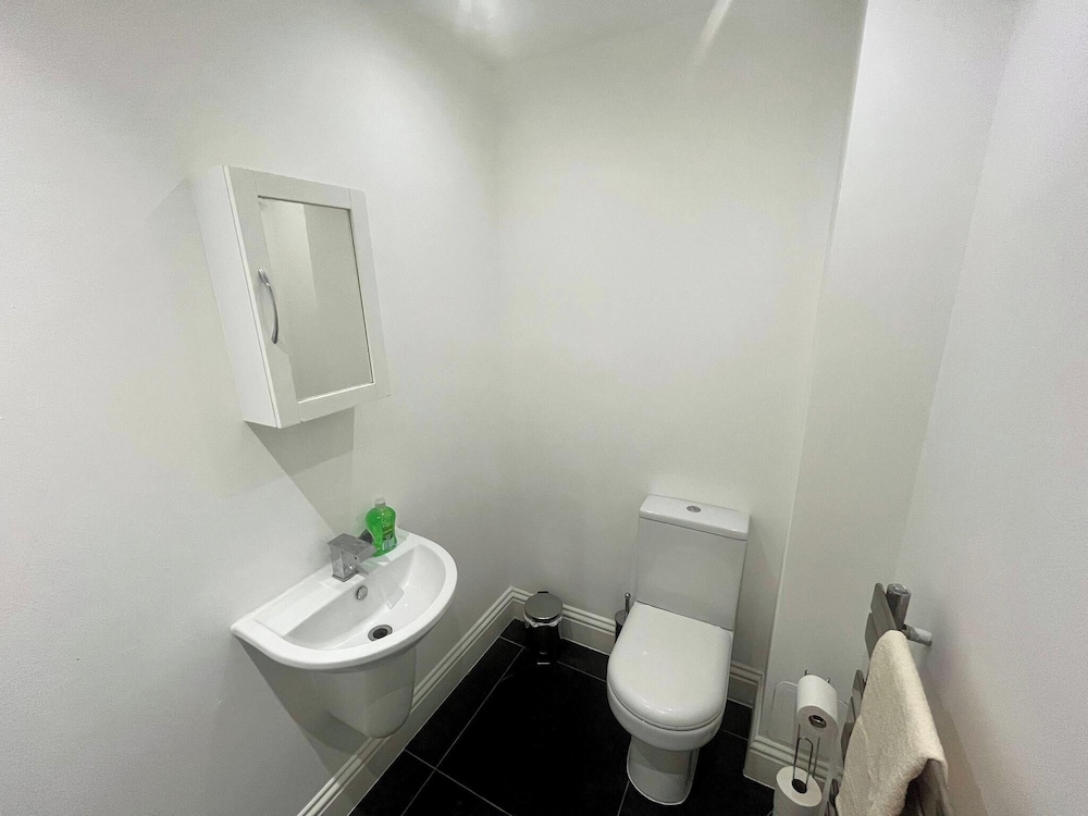 Spacious 4-bed House - Sleeps 11, Garden & Parking