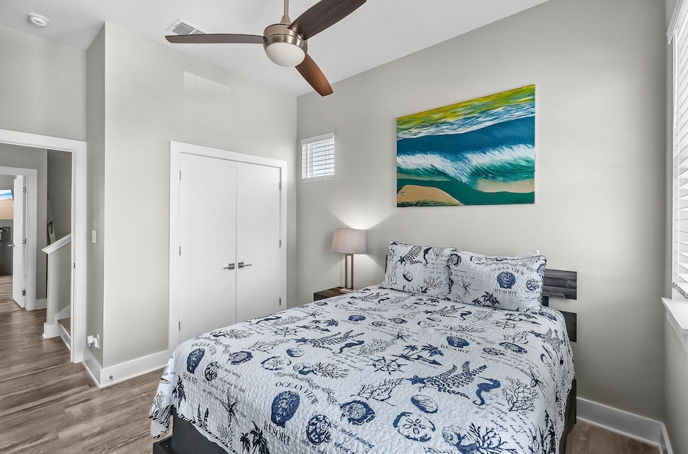 Waterfront Condo With Rooftop + Pool + Boat Slips
