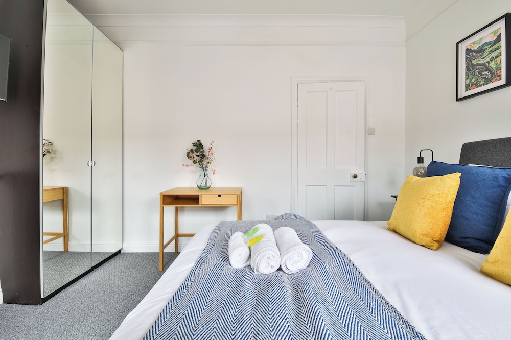 Stunning 2 Bedroom Cardiff Bay House view 3