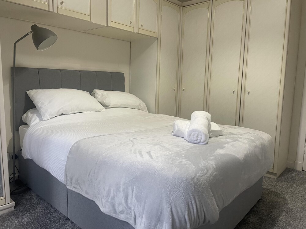 Immaculate 3-bed Apartment in Glasgow Close to M8 view 5