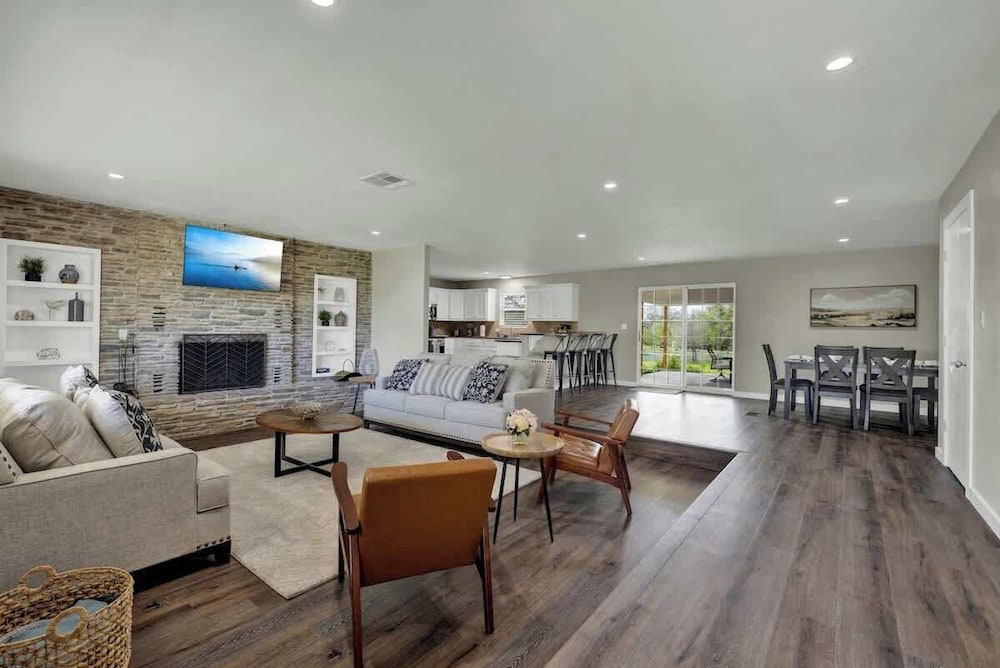 Family-friendly Hill Country Retreat Sleeps 11 + Hot Tubs