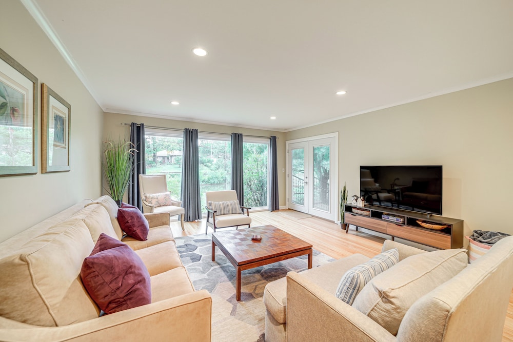 6 Mi to Dtwn: Waterfront Home in Tulsa!