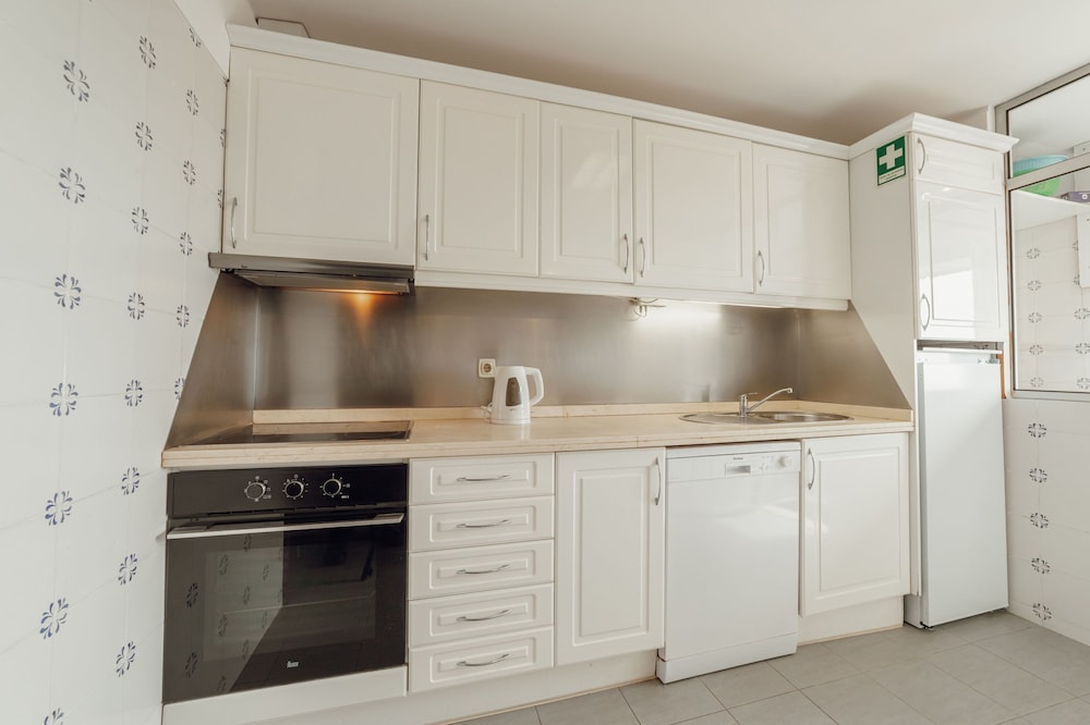 Espinho Modern 3 Bedroom Apartment by Vacationy