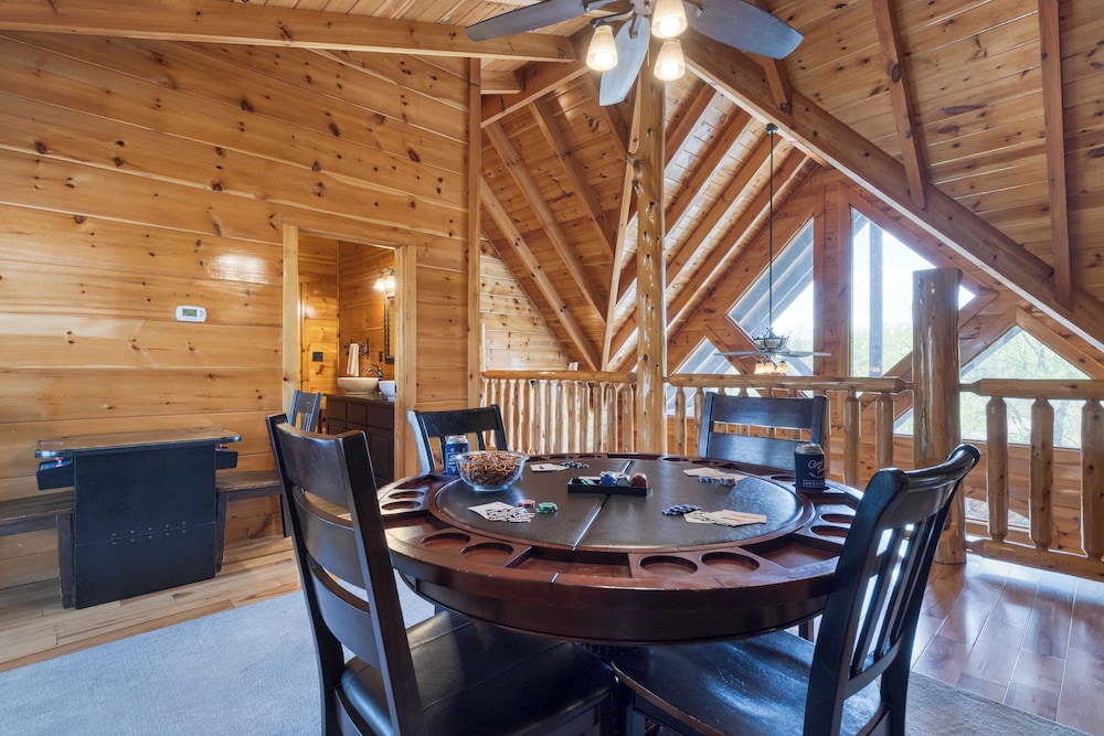 Luxury Cabin Sleeps 19 Game Room, Hot Tub Dollywood Alpine Mountain Lodge