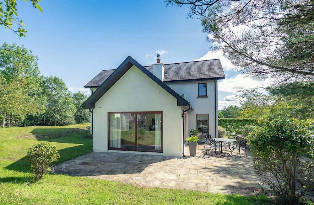 Spacious Kenmare Home to Sleep 8 Free use of Pool Onsite