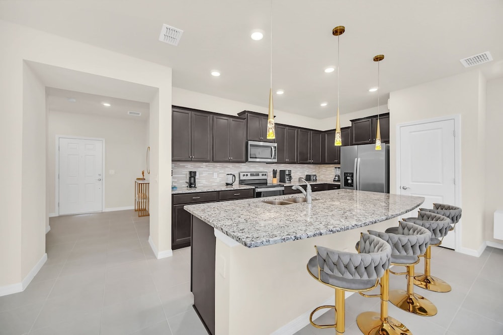 Stylish 5BR Home With Mickey Cars Rooms