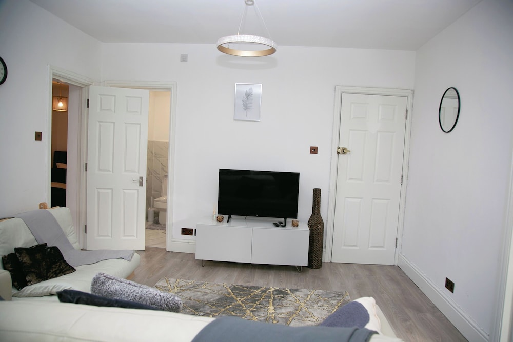 2 Bed Flat - Sleeps 3 - Wifi - Parking