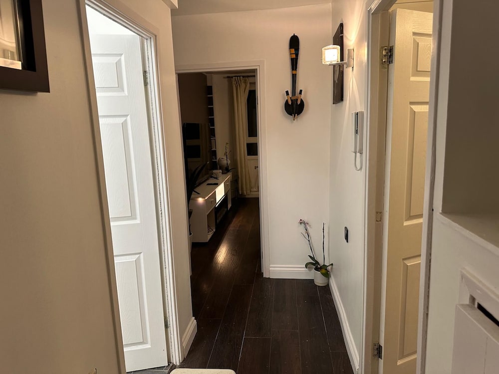 Stylish 1BR Apt w/ Fireplace & High-speed Wifi