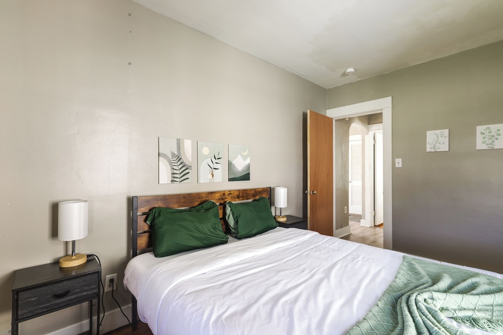 Close to University & Dtwn: Home in Dayton