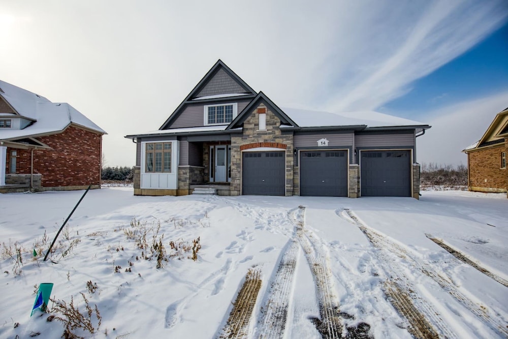 Spacious Brand New 4-bed Retreat in Quinte West