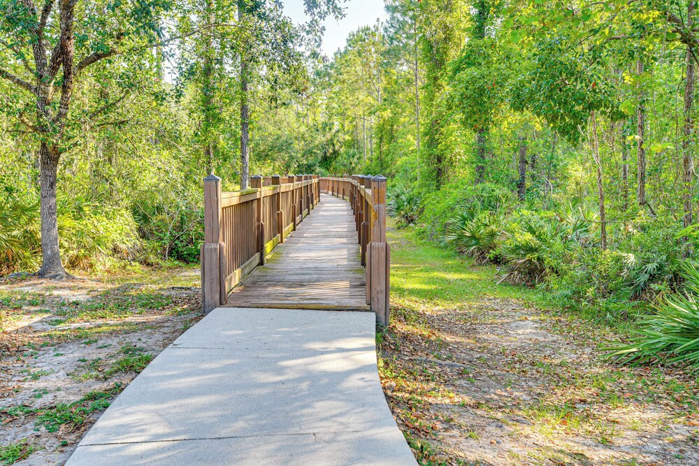 10 Mi to Ocean: Home w/ Lanai in Ormond Beach!