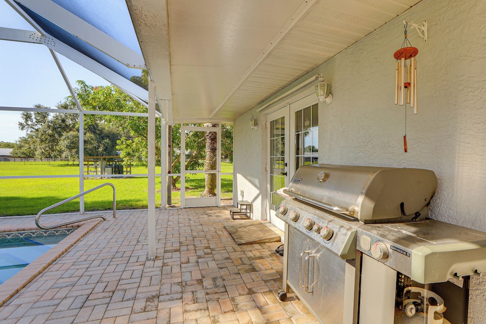 Sunny Sarasota Stay: Screened Pool + Pet Friendly