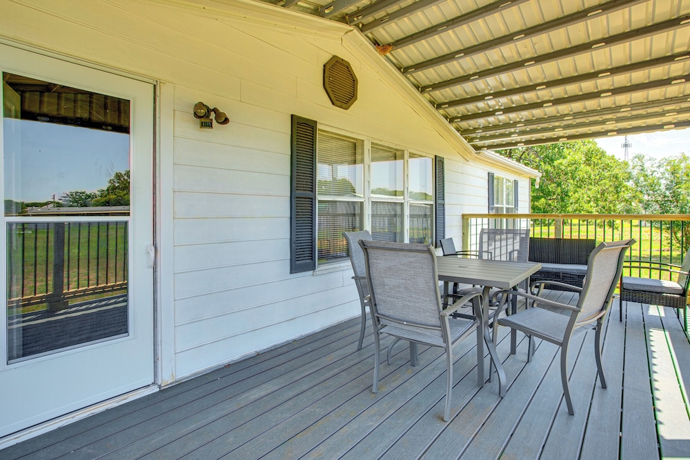 1 Mi to Lake Texoma: Peaceful Kingston Getaway