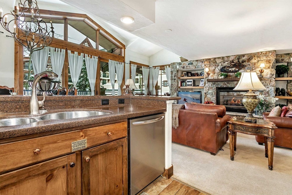4 Bedroom Antlers Vacation Rental With Incredible Slopeside Views and Just a Short Walk to Gondola and Lionshead Village view 5