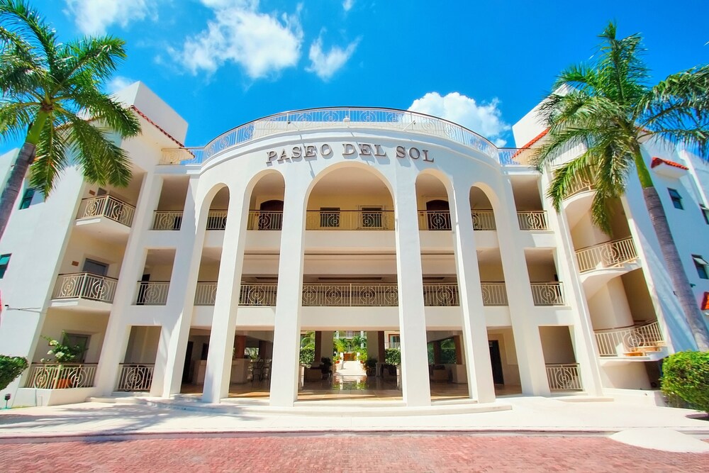Luxury 2BR Condo with Pool - Paseo del Sol Playacar