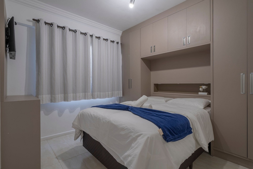 2-bed Apt w/ BBQ - Downtown Bombinhas Caa103