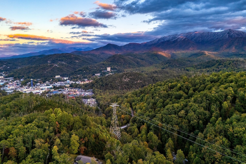 Gatlinburg Getaway by Avantstay 9bdr Sleeps 22 Hot tub Movie Theater