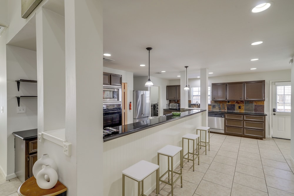 Pool Table & Patio w/ Bar: Spacious Houston Gem!