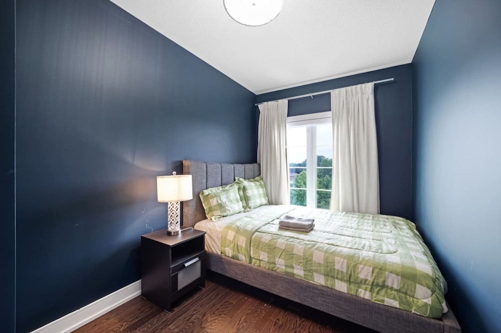 Family-friendly 3BR Mississauga Home w Parking