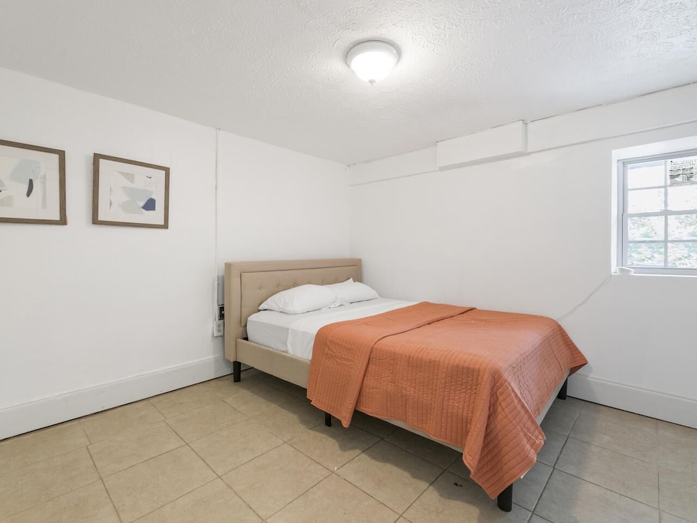 Bsmt Suite Near Stadium w Parking Coffee BBQ AC, Billede 16
