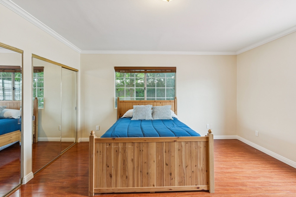 Russell House Near Hollywood & Griffith Park 3 Bedroom Home