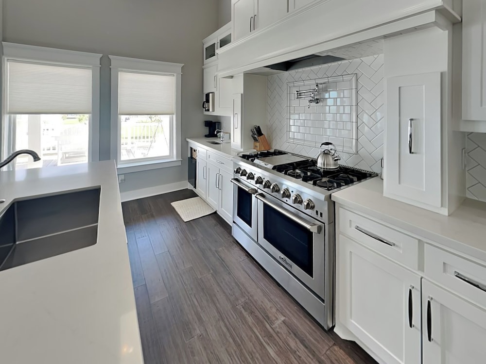 Rosé By The Bay by Ryson Vacation Rentals
