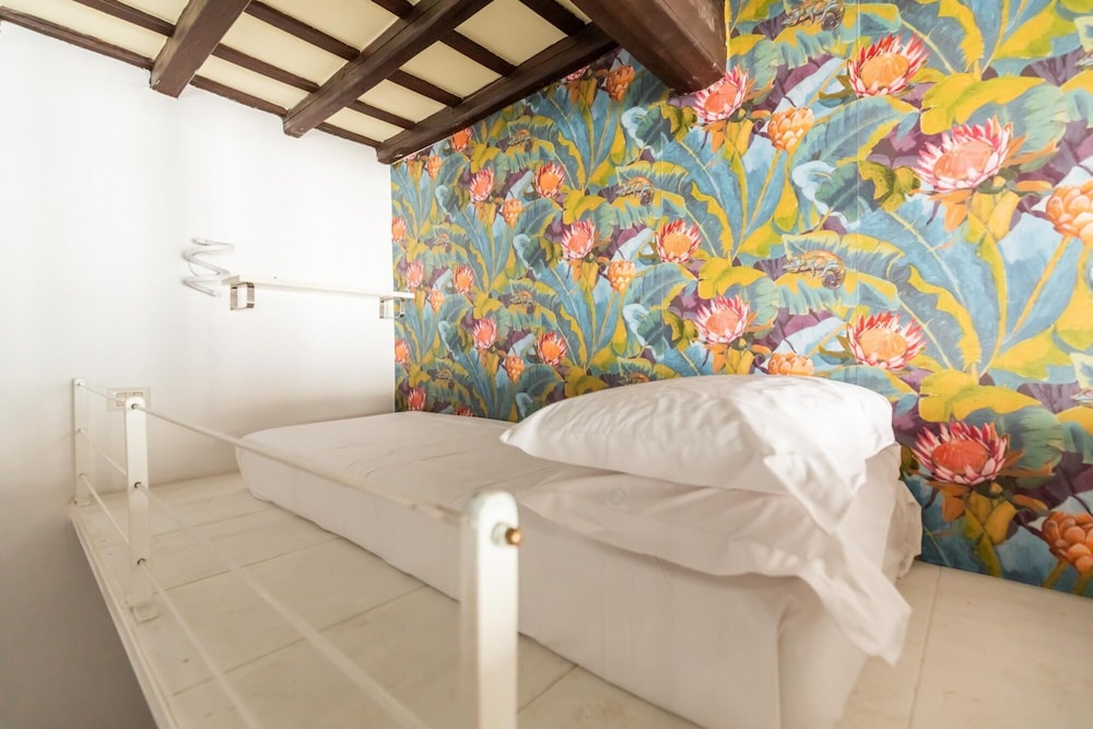 Campo de Fiori Large and Beautiful Apartment