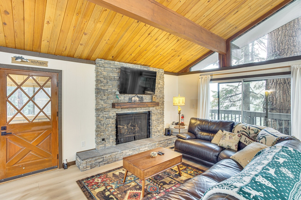 3 Mi to Lake Arrowhead Village: Pine-view Home!