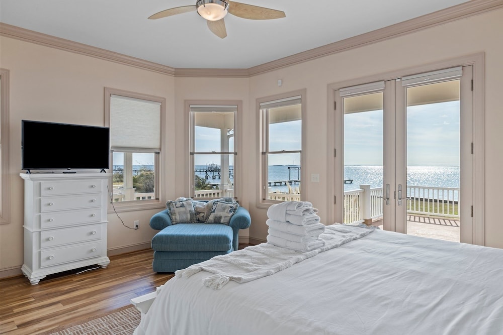 The Island House 5 Bedroom Home by RedAwning view 3