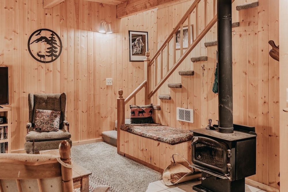 32mbr - Bbq - Pets Ok - Wood Stove - Sleeps 7 3 Bedroom Home by RedAwning