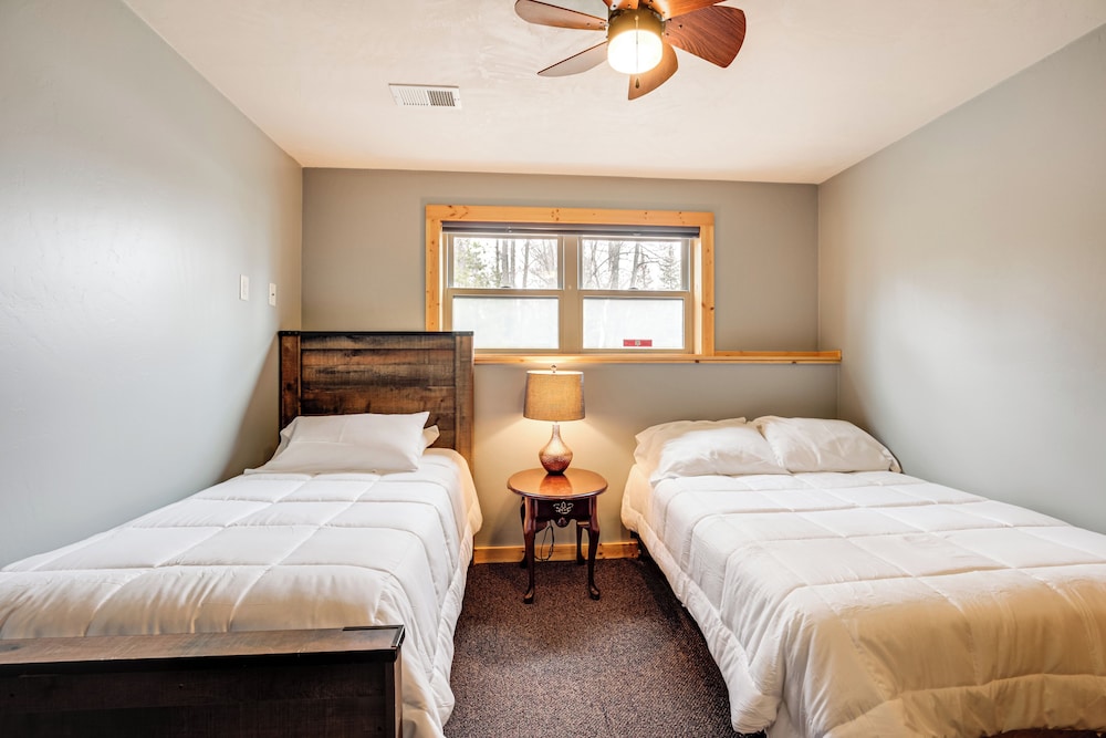 Boat Dock & Furnished Deck: Northwoods Lake House