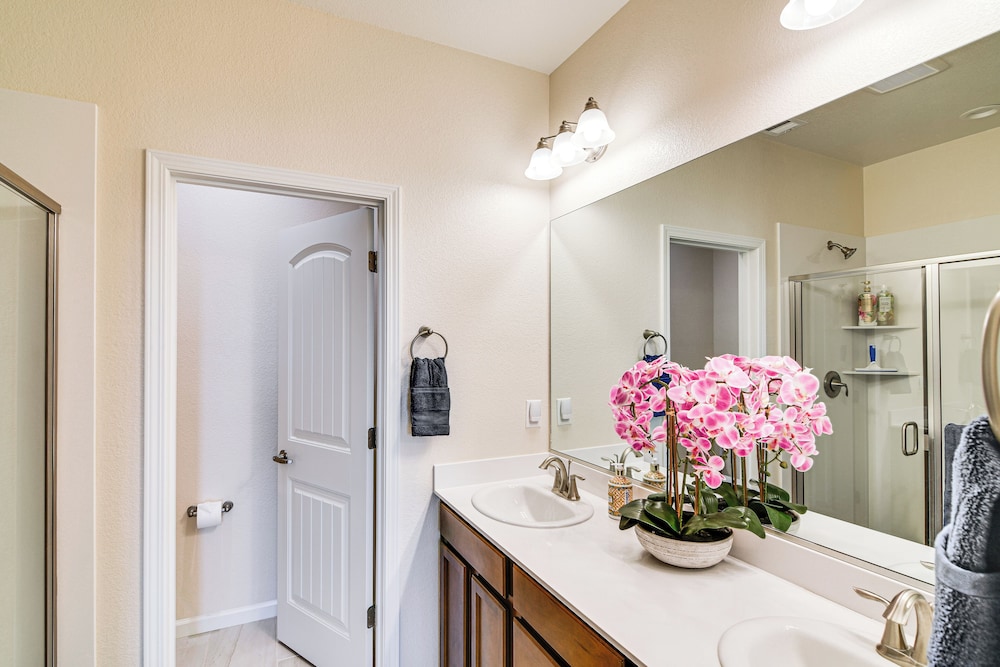 16 Mi to Lake Tahoe: Carson City Townhome